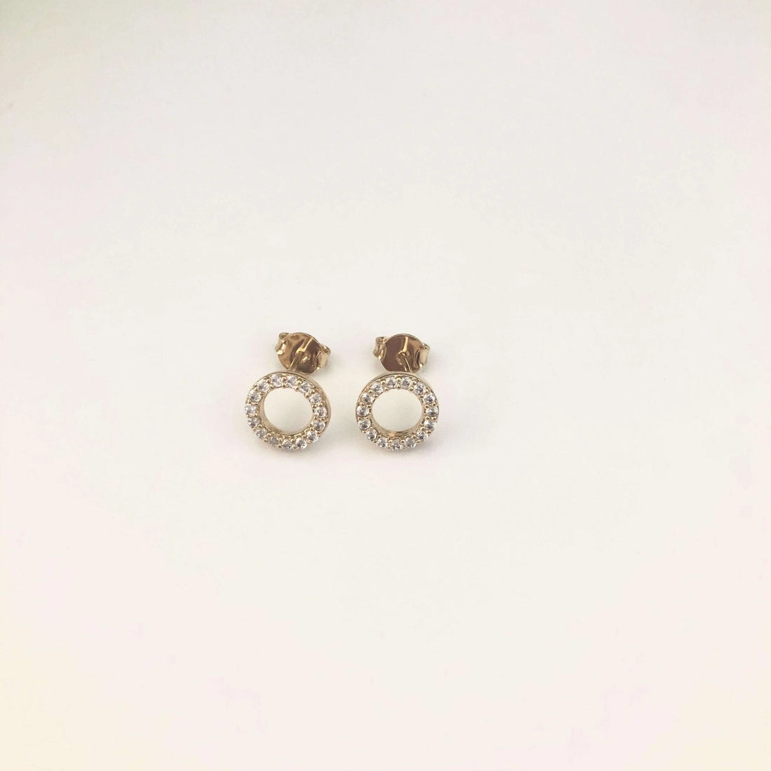 Aretes Círculo con Zirconias Aretes Gold  Muun Jewelry