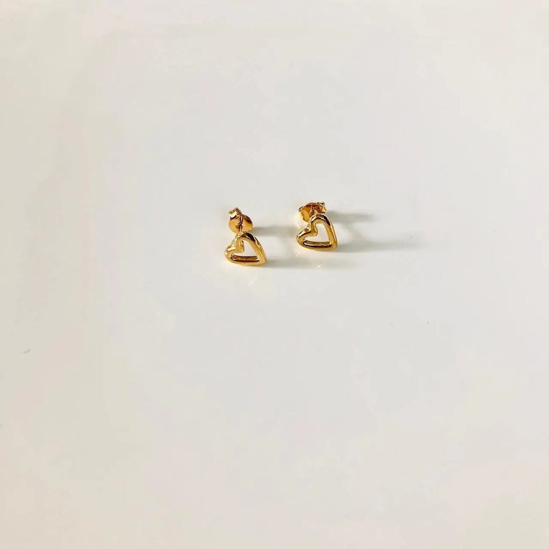 Aretes Corazón Silueta Aretes Gold  Muun Jewelry