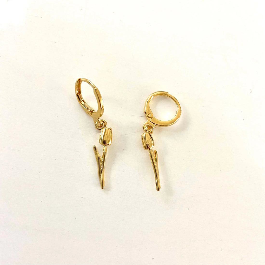 Par Arracadas Tulipán Huggies  Muun Jewelry