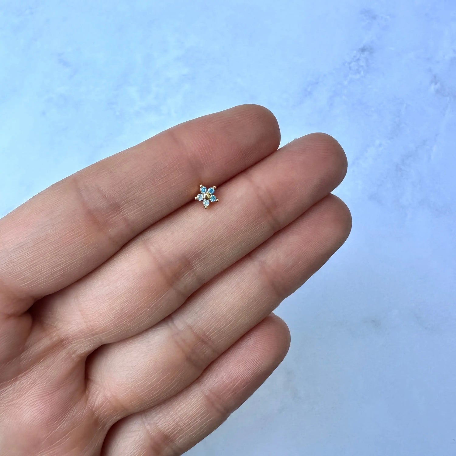Piercing Acero Flor azul dorado   Muun Jewelry